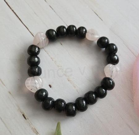 Dřevěný korálkový náramek s ozdobami – srdíčka (BC365)