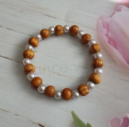 Dřevěný korálkový náramek s ozdobami (BC370)
