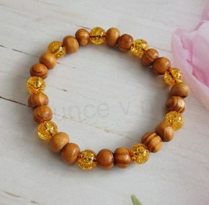 Dřevěný korálkový náramek s ozdobami (BC375)