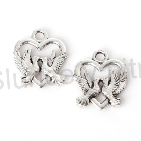 Přívěšek holubice v srdíčku – stříbrná barva 15 × 19 mm (AA251)