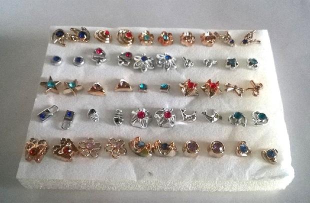 Hypoalergenní puzetové náušnice s kamínkem – varianta 15 (BB267)