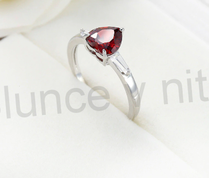 Postříbřený prsten s rubínem srdce (BE128)