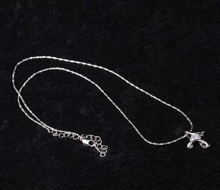 Postříbřený netradičný náhrdelník se zirkonem (BD215)