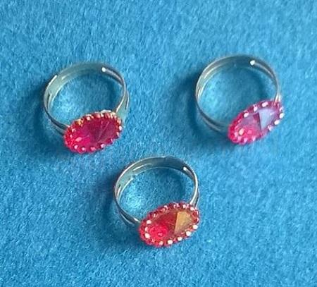 Nastavitelný dětský prsten kytička červený (BP188)