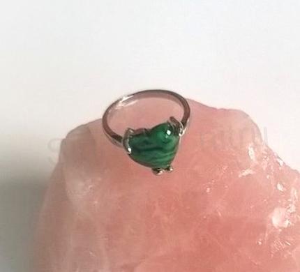 Minerální prsten s malachitem Srdce postříbřeno (X264)