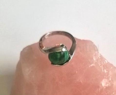 Minerální prsten s malachitem postříbřeno  (X266)