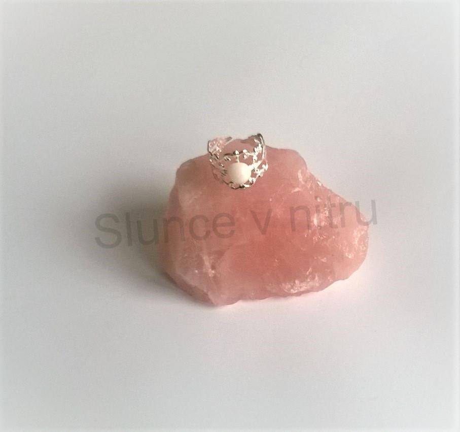 Nastavitelný ozdobný postříbřený minerální prsten s Bilým Korálem (X438)