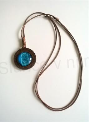 Kožený náhrdelník s dřevěným přívěškem a svítícím motivem vlka (BD268)