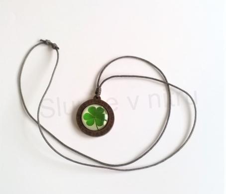 Provázkový dřevěný náhrdelník s kabošonem čtyřlístek (BD269)