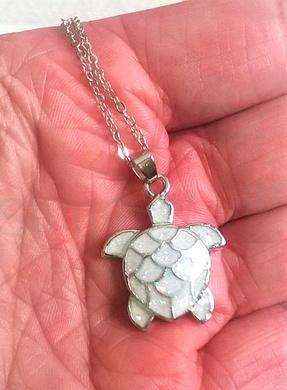 Opálová želva na stříbrném řetízku – bílá (X488)