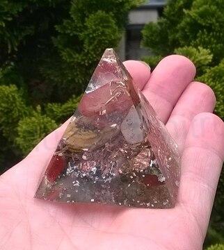 Orgonitová pyramida s minerály 5 x 5 cm (X497)