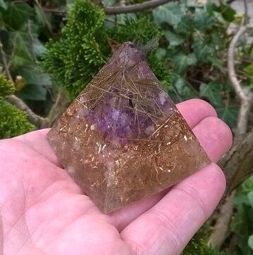 Orgonitová pyramida s ametystem 5 x 5,1 cm (X498)