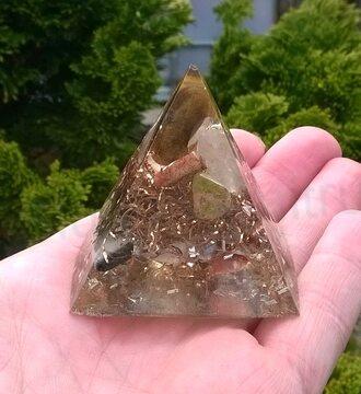 Orgonitová pyramida s minerály 5 x 5,1 cm (X499)