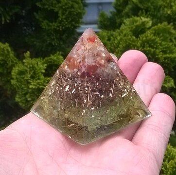 Orgonitová pyramida s olivínem 4,8 x 5,1 cm (X500)