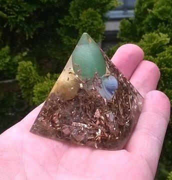 Orgonitová pyramida s minerály 5 x 5,3 cm (X501)