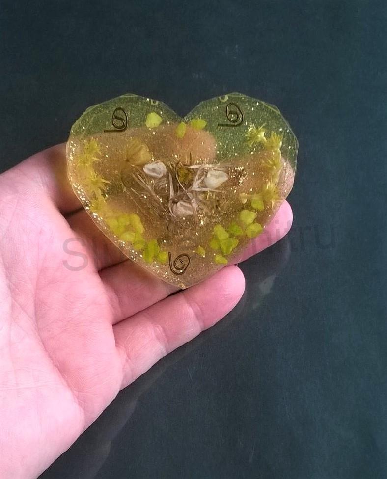 Orgonitové srdce s přirodním kvitím a kamínky (PP49)