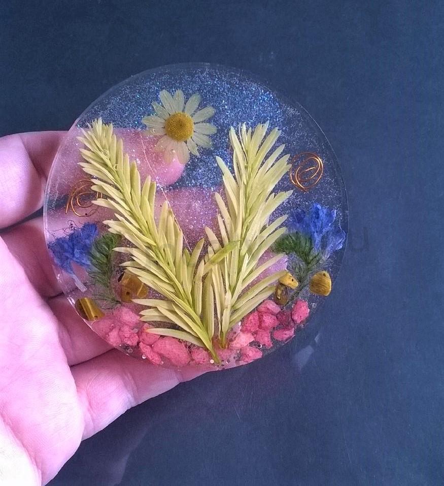 Orgonitový podtácek z přírodných květin, tygřím okem a kamínky (PP45)