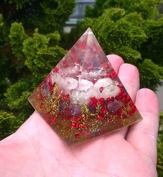 Orgonitová pyramida s minerály 5,7 x 5,2 cm (PP50)