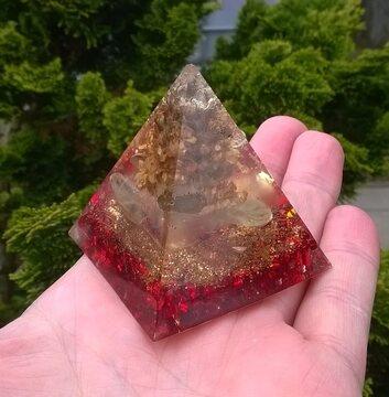 Orgonitová pyramida s přírodním kvitím 5,4 x 5 cm (PP53)