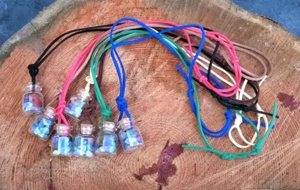 Amulet – mix minerálních kamínků v lahvičce + kožený řemínek hnědý (X539)