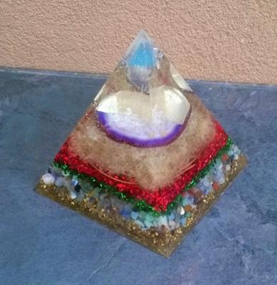 Orgonitová pyramida - pampeliškové přání s minerály, velkým achátem a malou pyramidkou ve 3D 16,2 x 14,7 cm (PP57)
