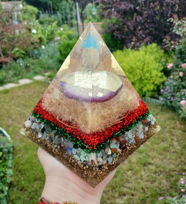 Orgonitová pyramida - pampeliškové přání s minerály, velkým achátem a malou pyramidkou ve 3D 16,2 x 14,7 cm (PP57)