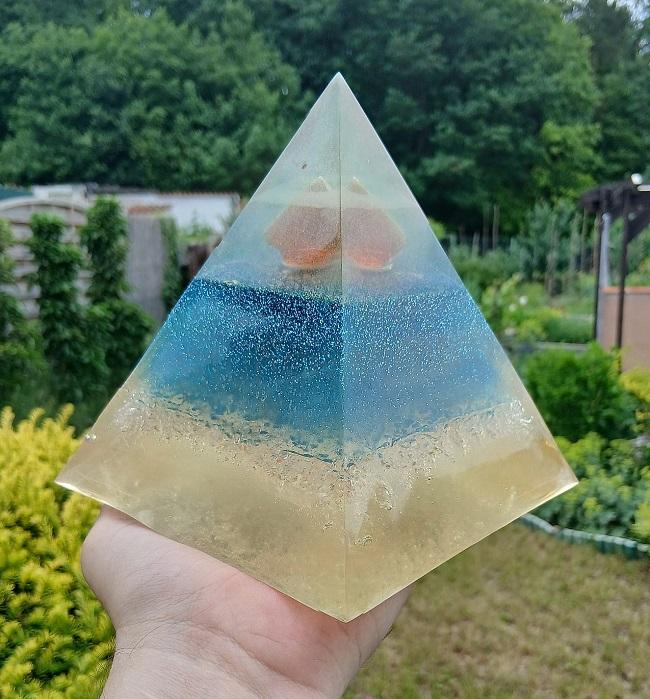 Orgonitová pyramida - s frost efektem Ledová námraza + noční fluo osvícení 16,2 x 14,5 cm (PP58)