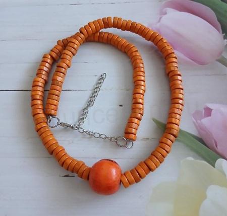 Dřevěný oranžový korálkový náhrdelník na zapínání (BD384)