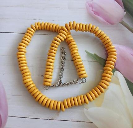 Dřevěný žlutý korálkový náhrdelník na zapínání (BD385)