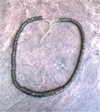 Dřevěný náhrdelník na zapínání - černý (BD386)