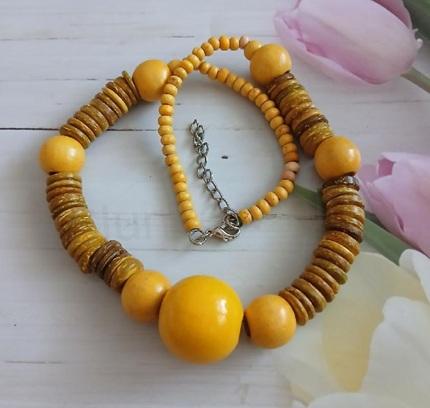 Dřevěný žlutý retro korálkový náhrdelník na zapínání (BD387)