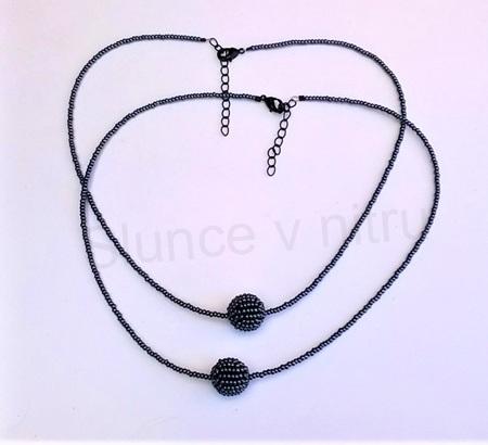 Korálkový náhrdelník v šedostříbrné barvě (BD397)