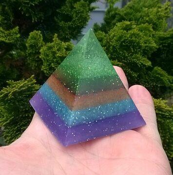 Orgonitová pyramida - duhová se spirálkou 5,7 x 5,2 cm (PP59)