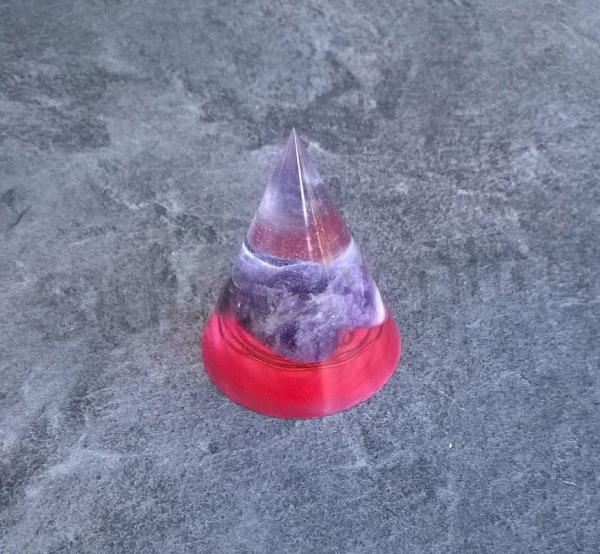 Orgonitový kužel - s ametystem a fluho osvětlením v noci 5x4,1 cm (PP70)