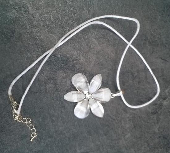 Provázkový náhrdelník přívěšek Kytička červená (BD403)