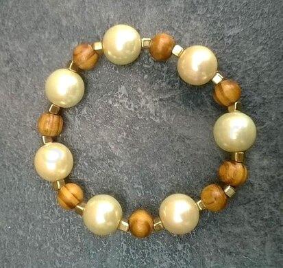 Dřevěný náramek s perlami (BC476)