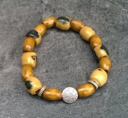 Dřevěný náramek s keramickými korálky (BC479)