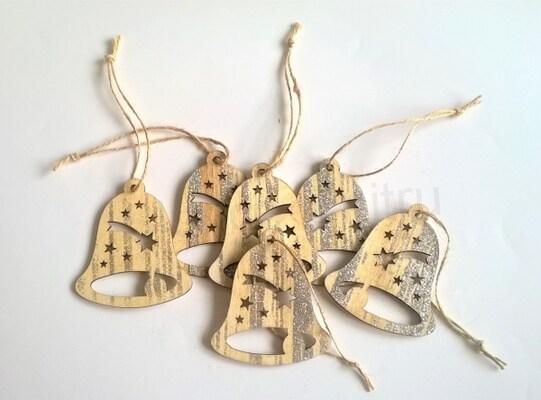 Dřevěná vánoční ozdoba zvoneček s glitry (H180)