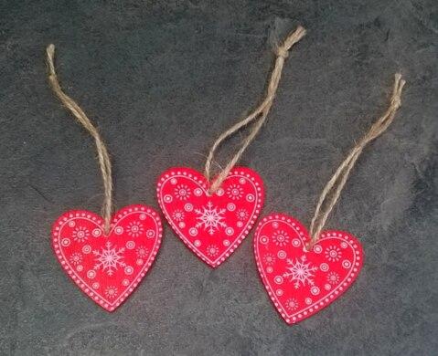Dřevěná vánoční ozdoba srdíčko - červená (H188)