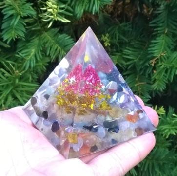 Orgonitová pyramida - 3D pyramida s minerlními kamínky 6,7 x 6,1 cm (PP77)