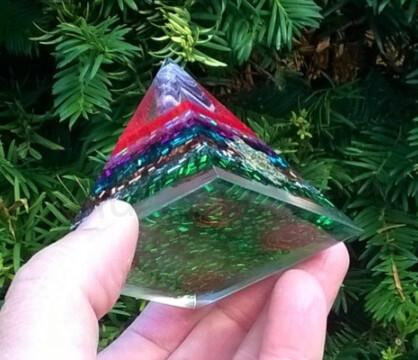 Orgonitová pyramida -  čakrová s ametystem 6,7 x 6,1 cm (PP79)
