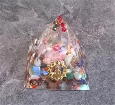 Orgonitová pyramida -  s minerlními kamínky a buddhou pro štěstí 6,7 x 6,2 cm (PP78)