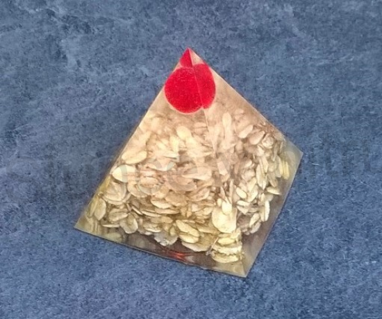 Orgonitová pyramida - vločková esence s rubínem 5,7 x 5,2 cm (PP81)