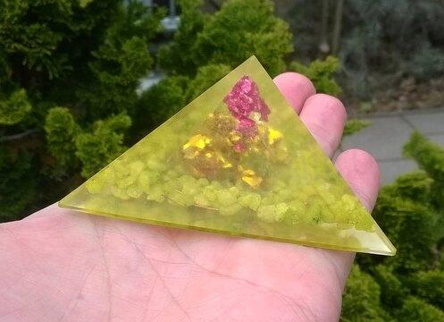 Orgonitová pyramida - ve 3D s kamínky 8,6 x 4,6 cm (PP85)
