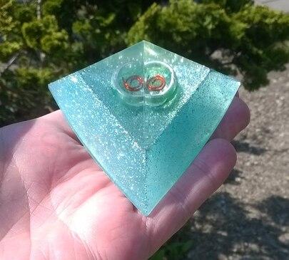 Orgonitová pyramida - prstýnkové překvapení 8,6 x 4,6 cm (PP87)