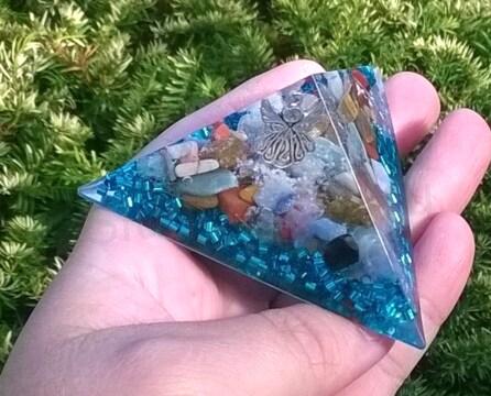Orgonitová pyramida - nebeský anděl s minerály  8,6 x 4,6 cm (PP91)