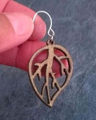 Dřevěné náušnice lístek z chirurgické oceli červené (BB518)