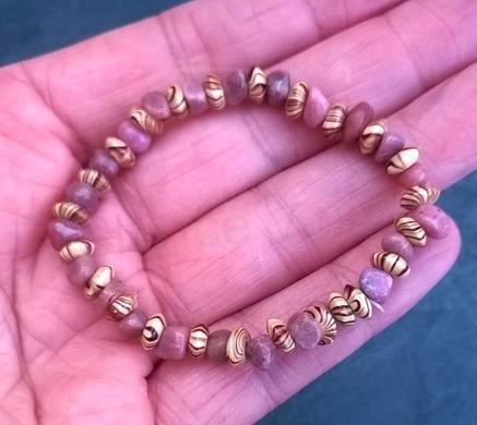 Minerální náramek s rodonitem a ozdobami (X595)