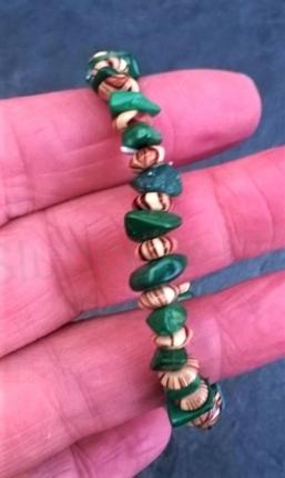 Minerální náramek s malachytem a ozdobami (X596)