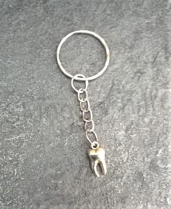 Přívěsek na klíče - zub (D562)